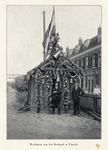 801247 Gezicht op de versierde wachtpost van de overwegwachter bij de spoorwegovergang in de Kerkweg te Utrecht, ...
